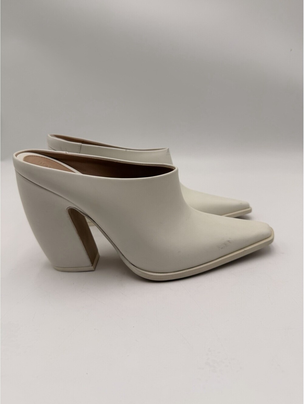 Bottega Veneta Women's White Tex Leather Mules Shoe Size 37